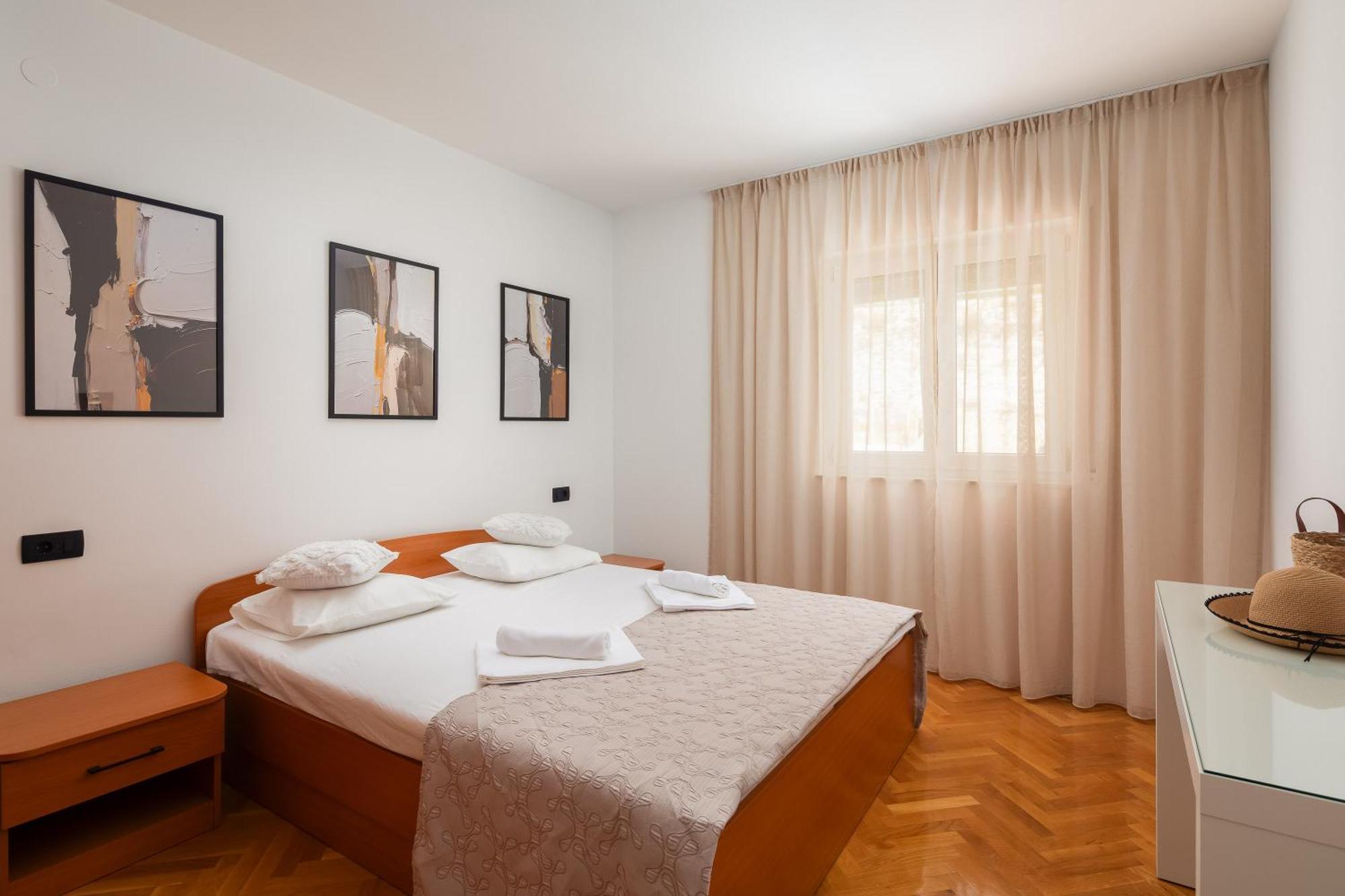 Bella Figura - Heated Pool Apartment *