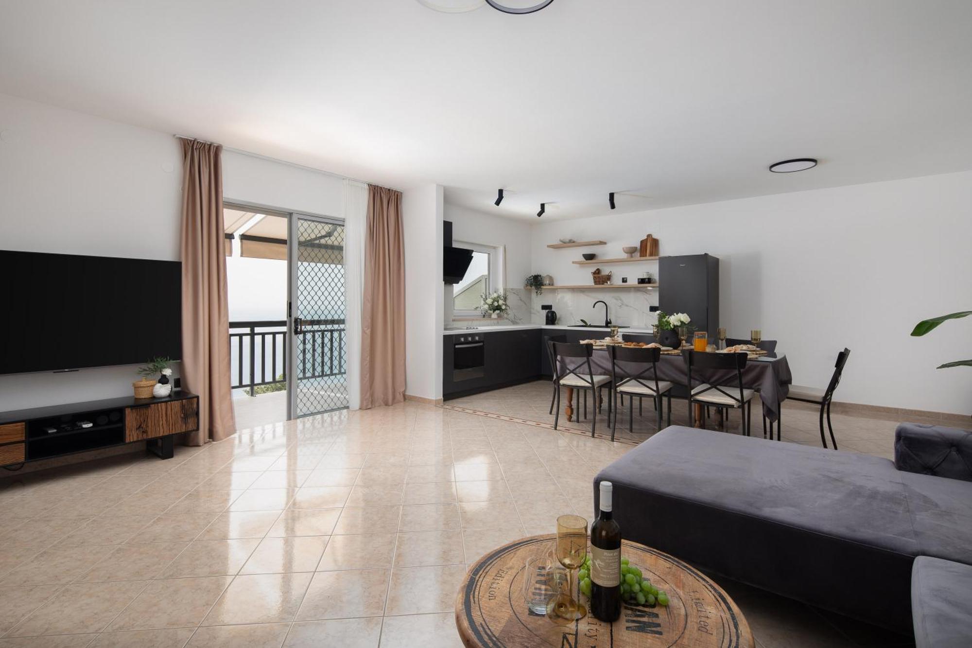 Bella Figura - Heated Pool Apartment *