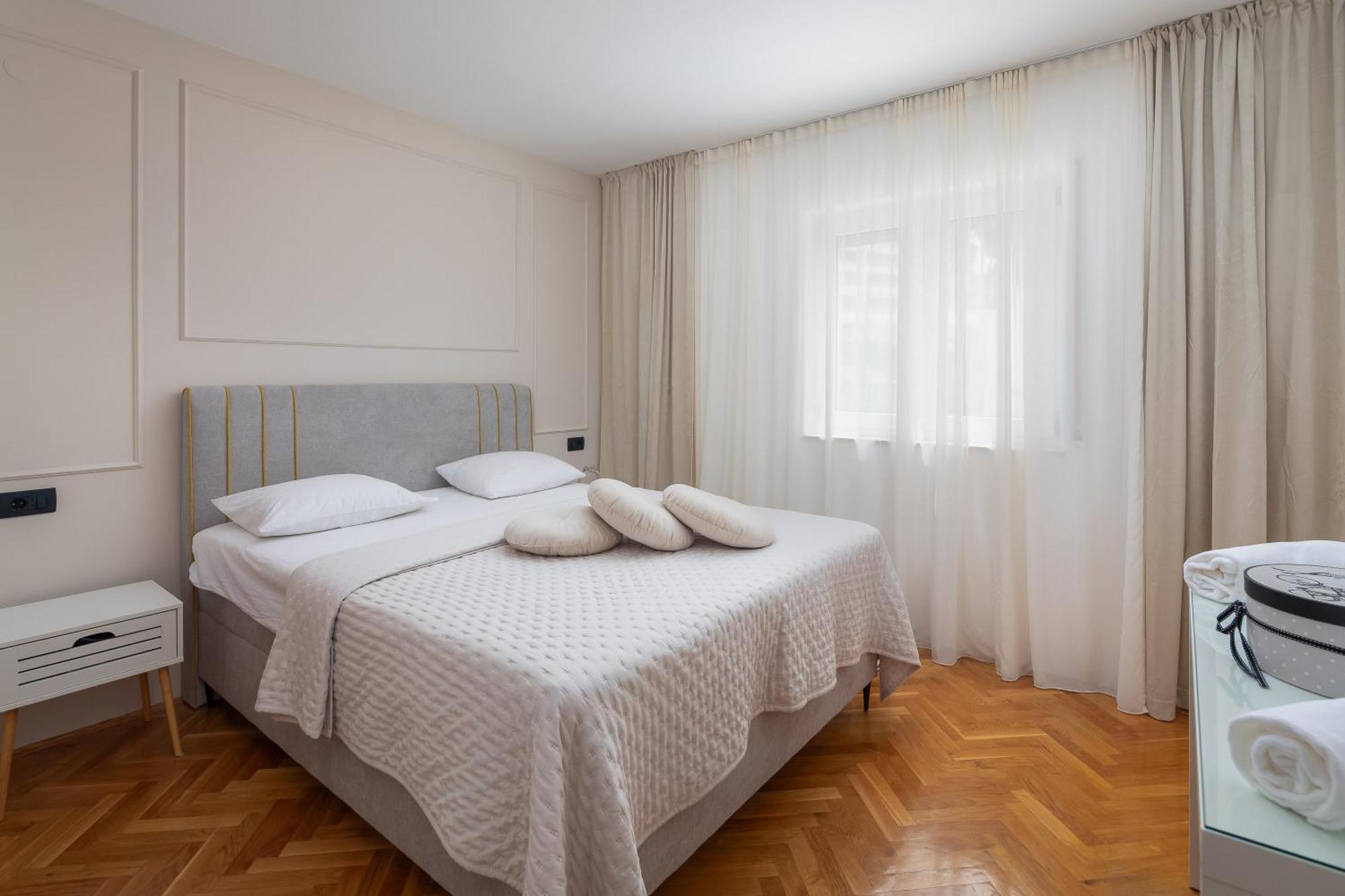 Bella Figura - Heated Pool Apartment Omis