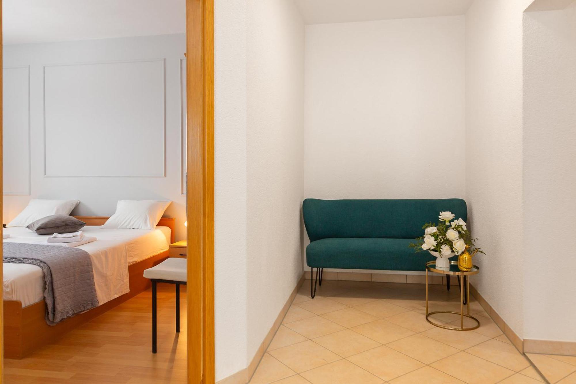 Bella Figura - Heated Pool Apartment
