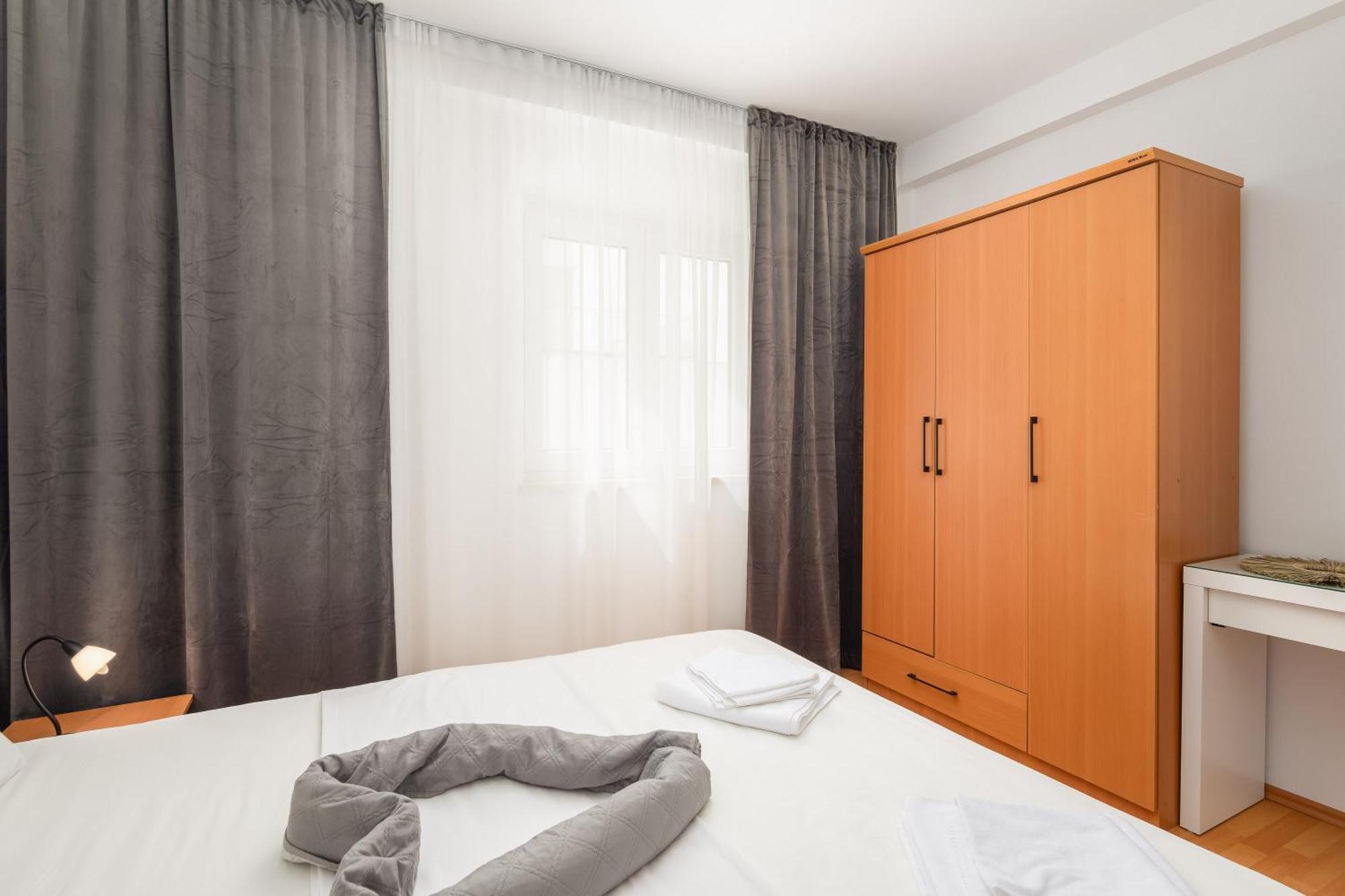 Bella Figura - Heated Pool Apartment *