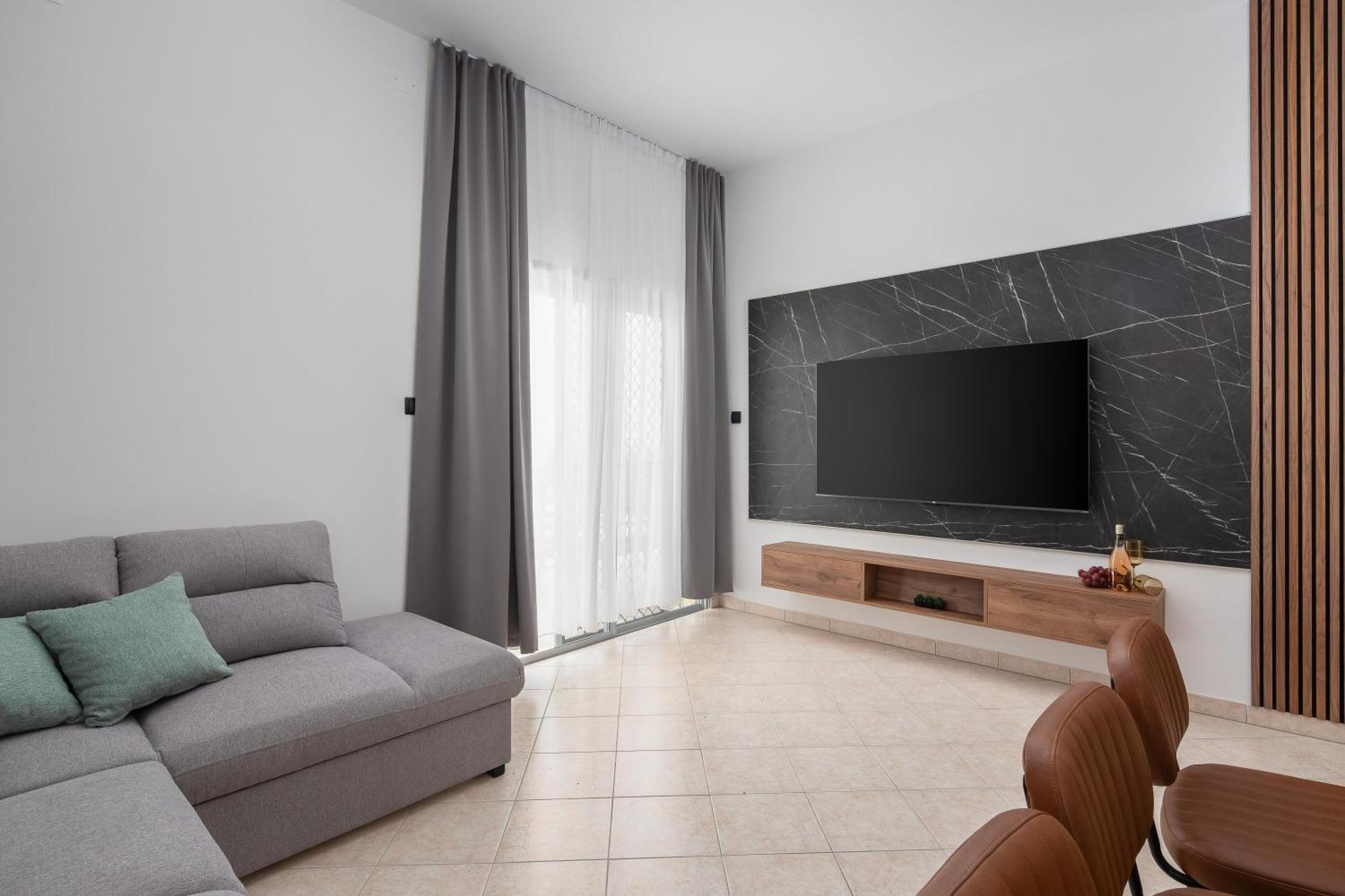 Bella Figura - Heated Pool Apartment