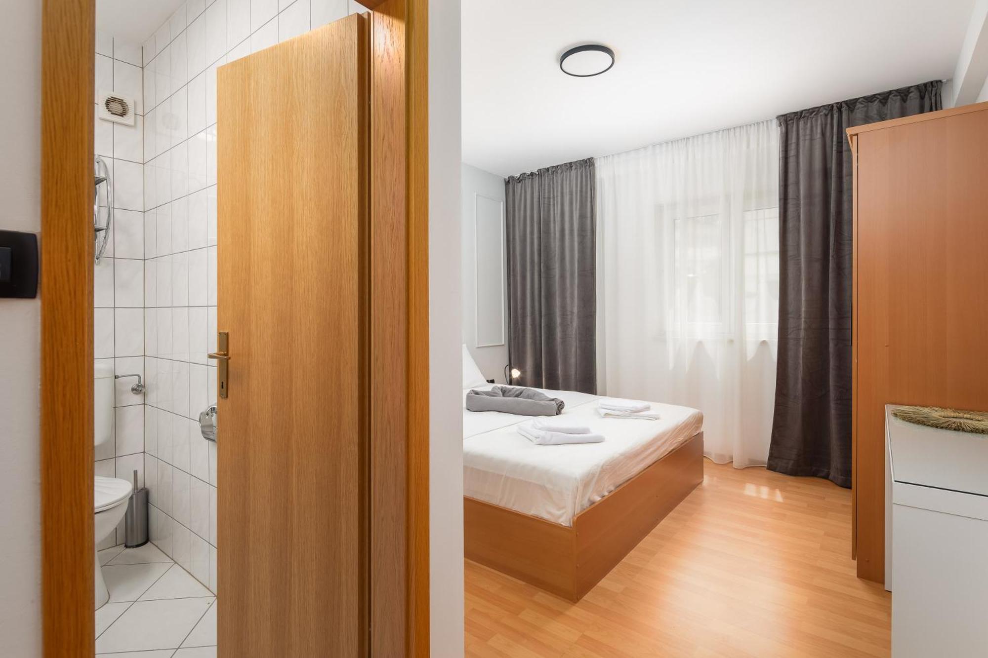 Bella Figura - Heated Pool Apartment Omis