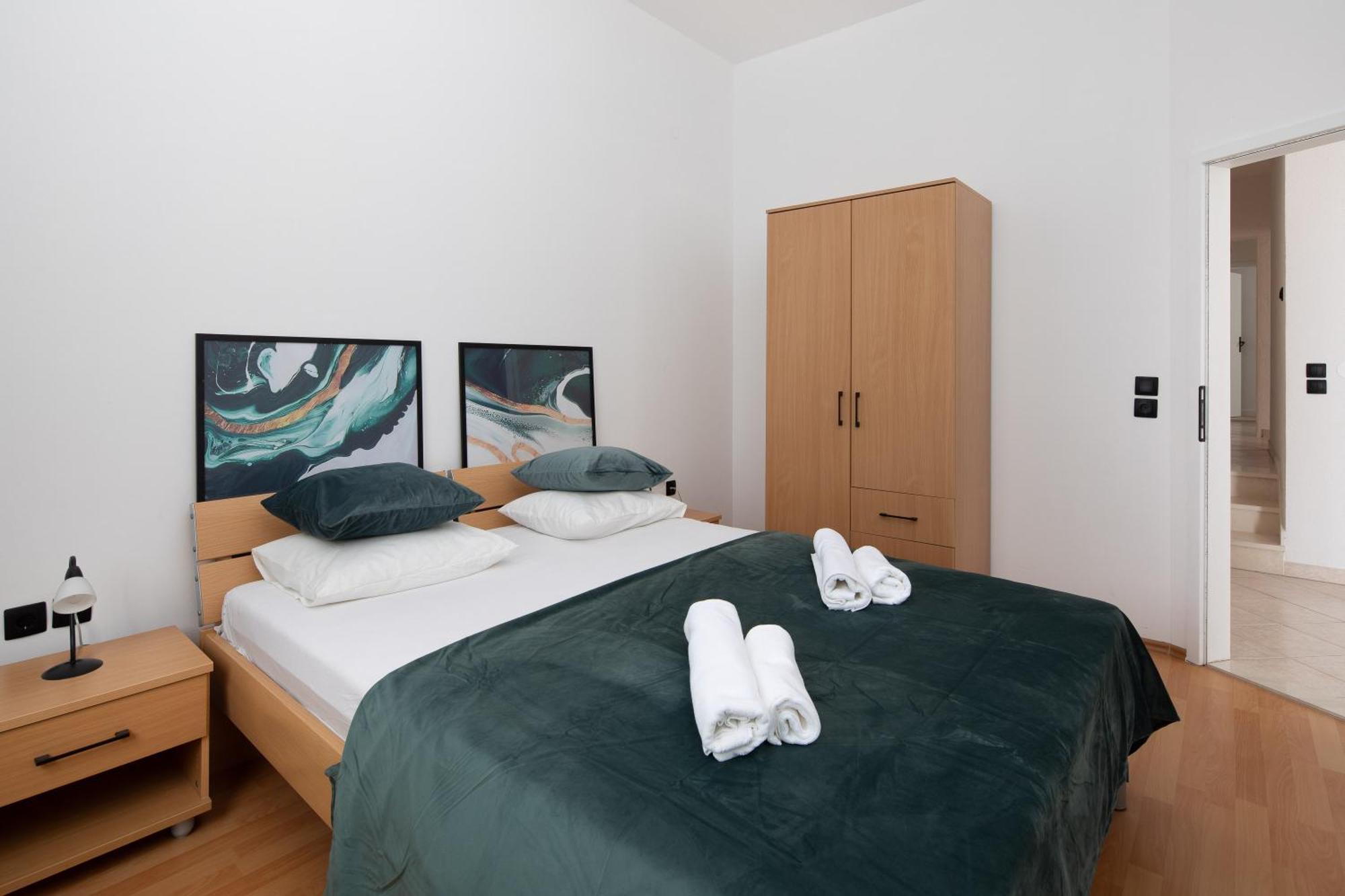 Bella Figura - Heated Pool Apartment *