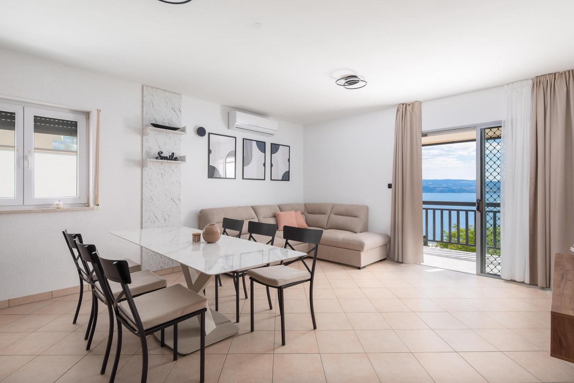 Bella Figura - Heated Pool Apartment Omis
