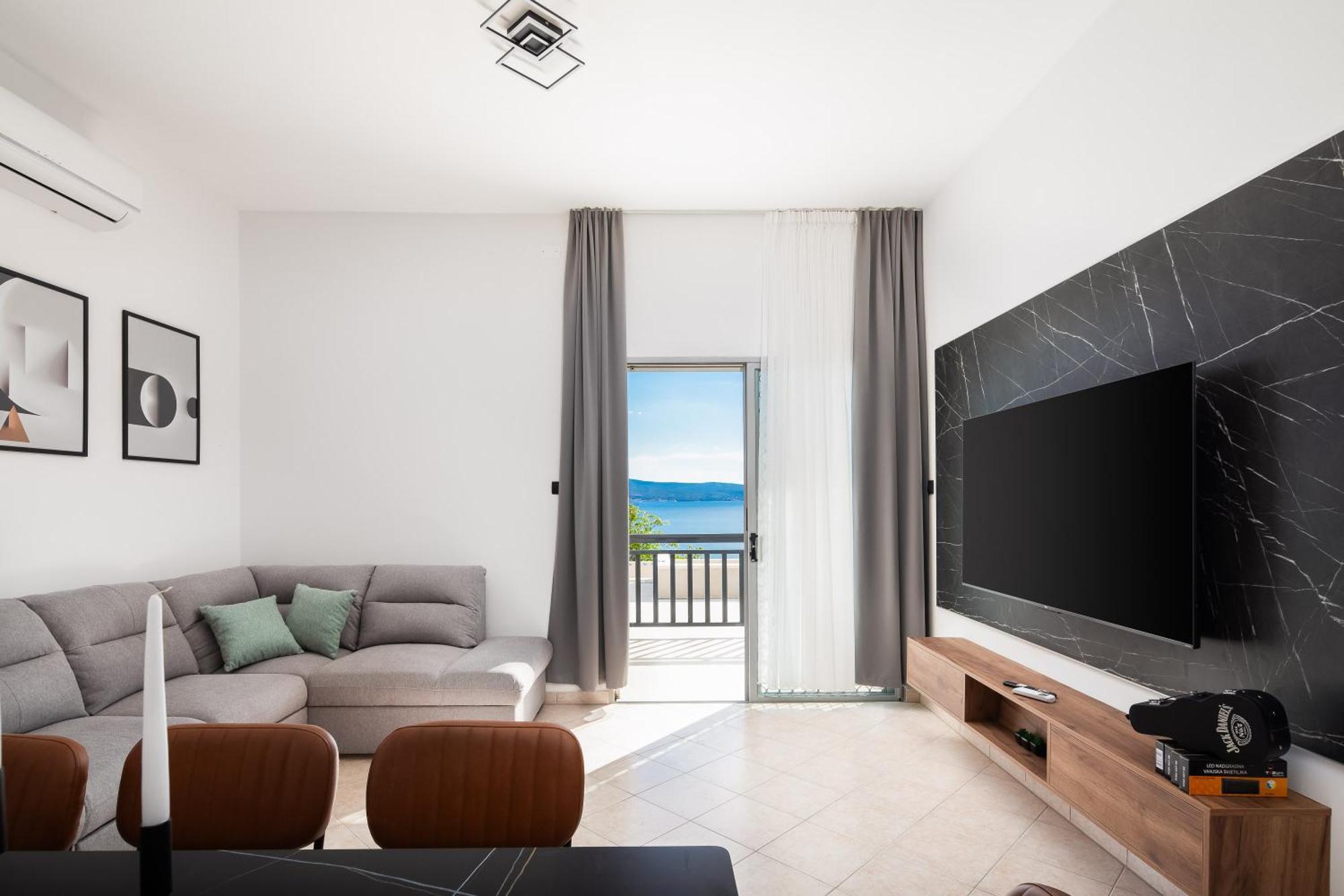 Bella Figura - Heated Pool Apartment Omis