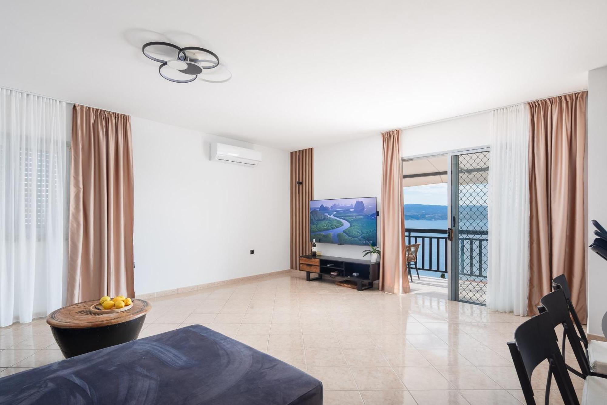 Bella Figura - Heated Pool Apartment