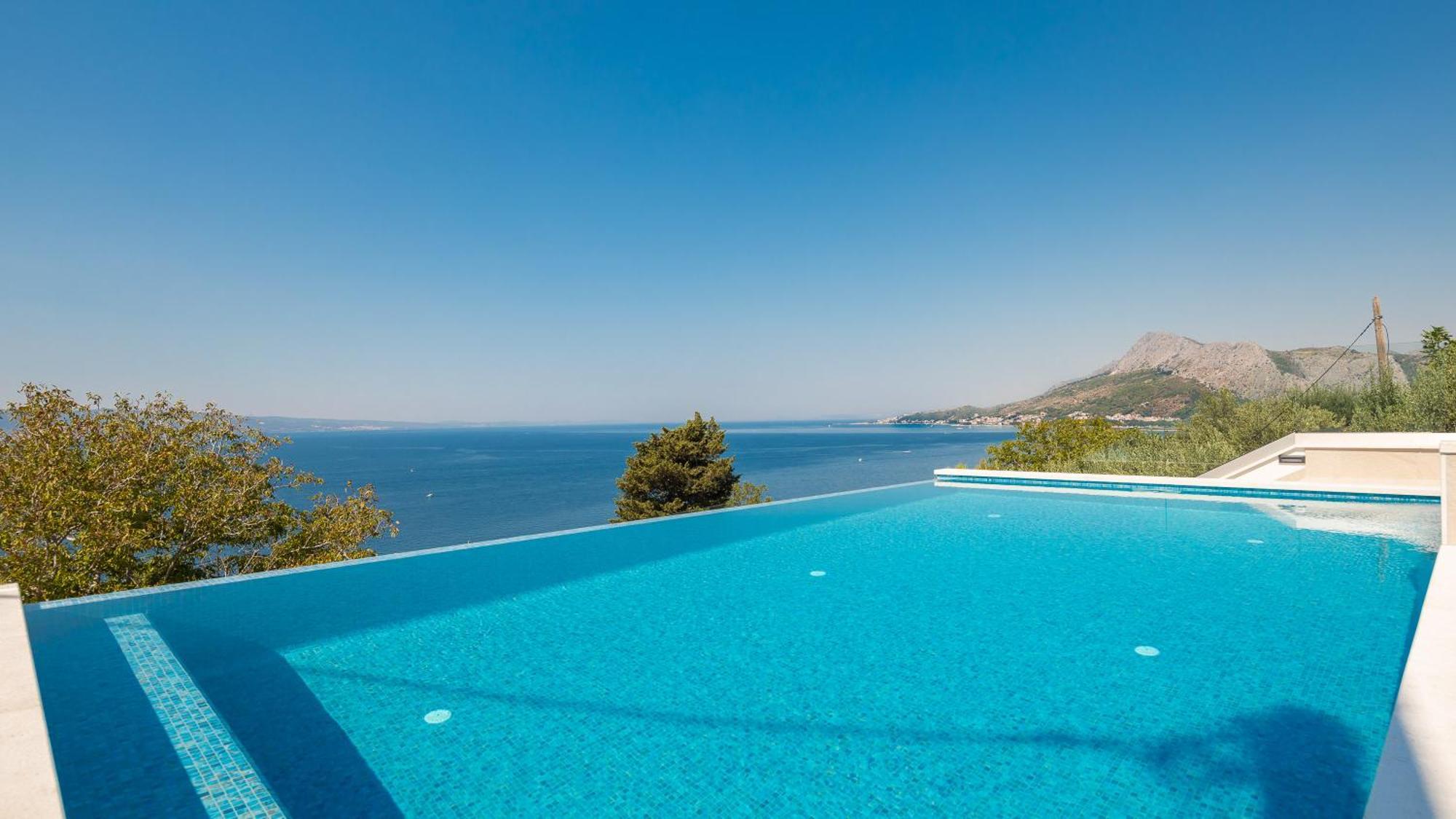 Bella Figura - Heated Pool Apartment *