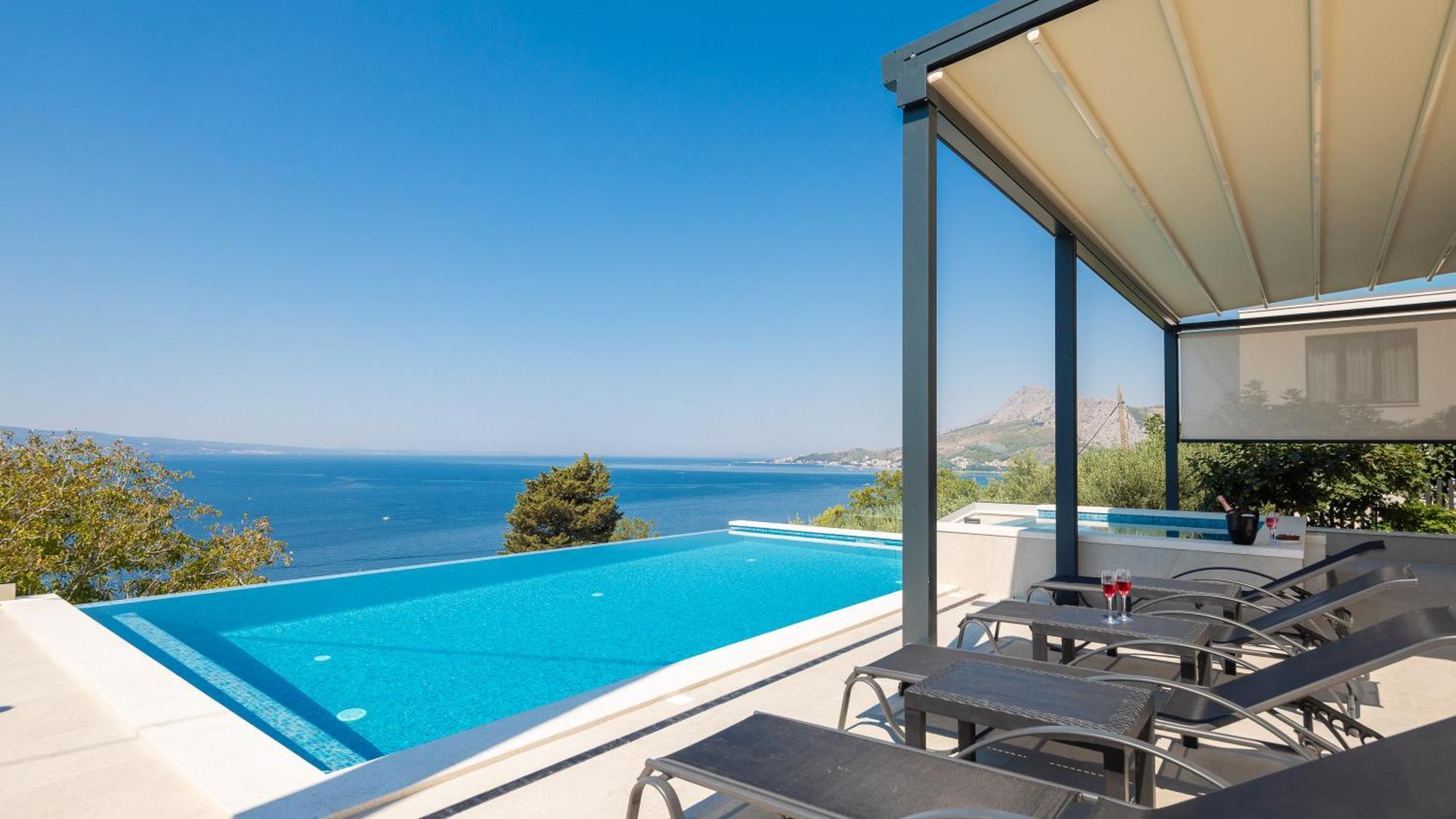 Bella Figura - Heated Pool Apartment *