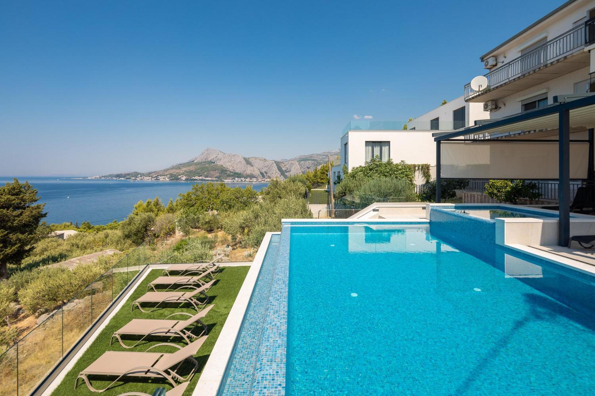Bella Figura - Heated Pool Apartment Omis