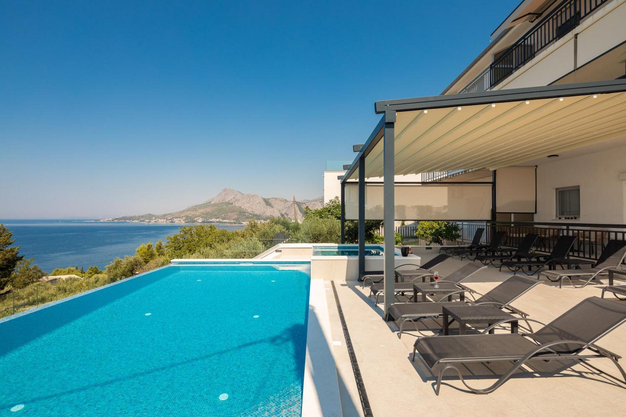 Bella Figura - Heated Pool Omis