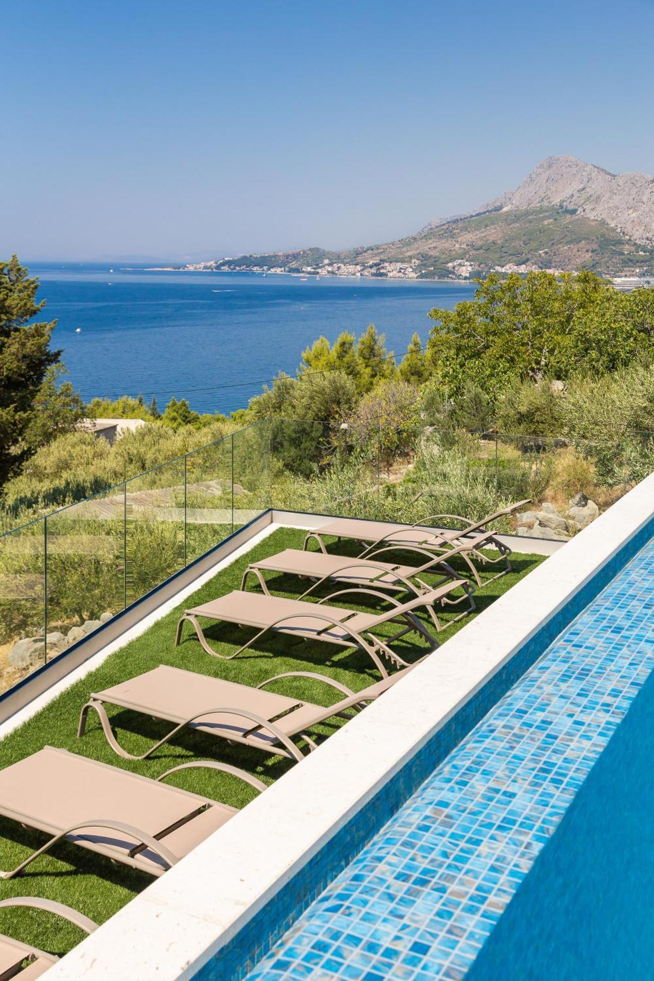 Bella Figura - Heated Pool Apartment