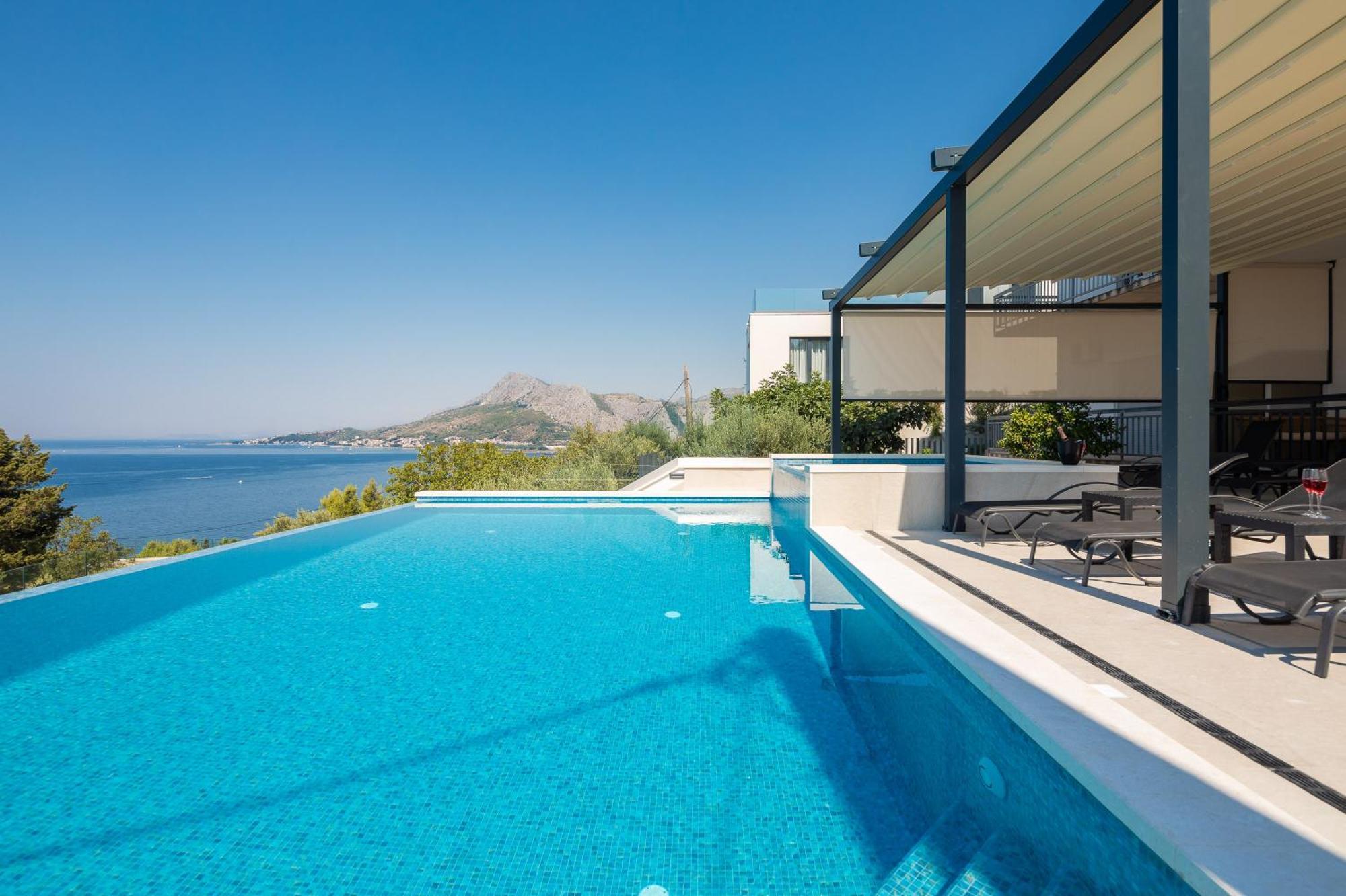 Bella Figura - Heated Pool Apartment *