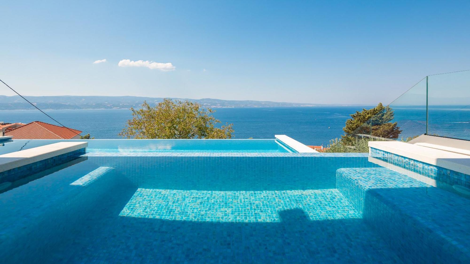 Bella Figura - Heated Pool Apartment Omis