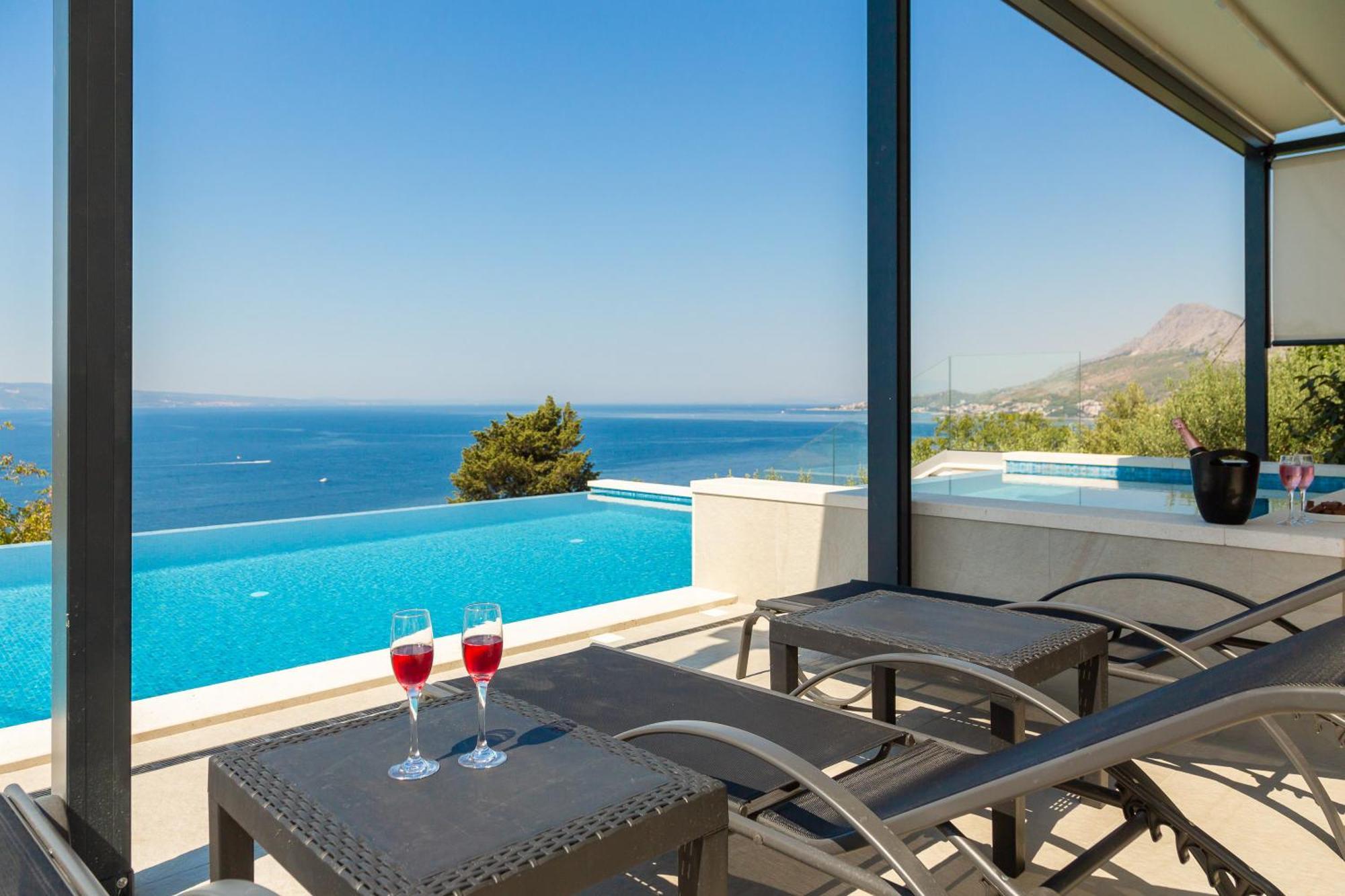 Bella Figura - Heated Pool Apartment *