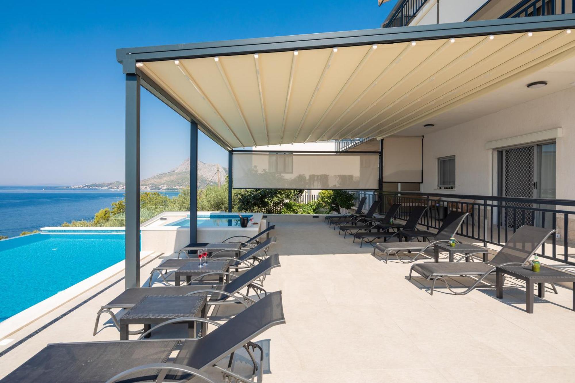 Bella Figura - Heated Pool Apartment *